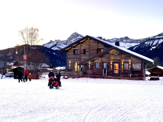 SUR LES PISTES et AU CENTRE du village